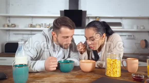 男人和女人吃早午餐视频的预览图
