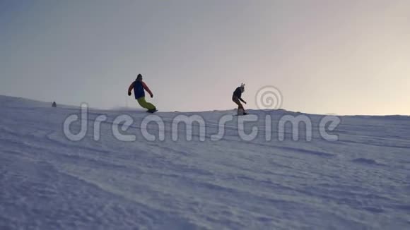 滑雪者在滑雪板上滑下斜坡晚上滑雪视频的预览图