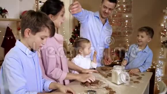 一家人玩得很开心在家里的厨房里烤饼干视频的预览图