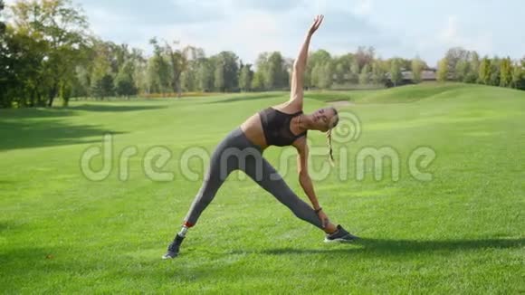 有假肢在公园锻炼的女运动员女孩在户外活动视频的预览图