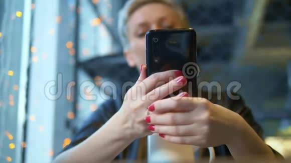 女人在电话里看了一条留言后摘下订婚戒指视频的预览图