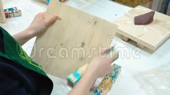 妇女用砂纸清洗木板视频的预览图