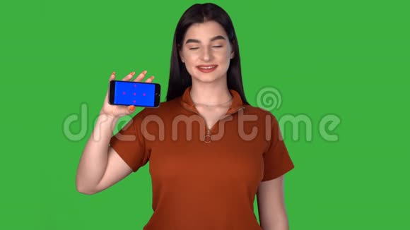 手持智能手机绿色屏幕的年轻女子视频的预览图
