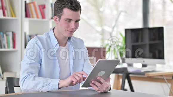 年轻人在平板电脑上在线视频聊天视频的预览图