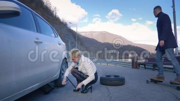 幽默女人换了一个汽车轮子一个人骑在电动滑板上经过视频的预览图