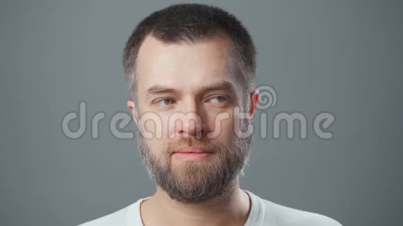 一个蓄胡子男人的面部手掌视频视频的预览图