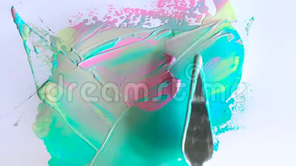 用丙烯酸涂料和调色刀混合和绘图的过程视频的预览图