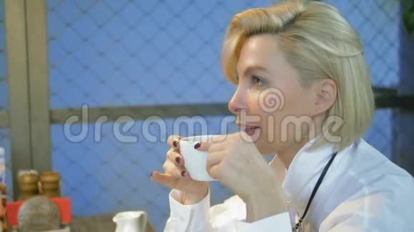 美丽优雅时尚的金发女人在咖啡馆里休息视频的预览图