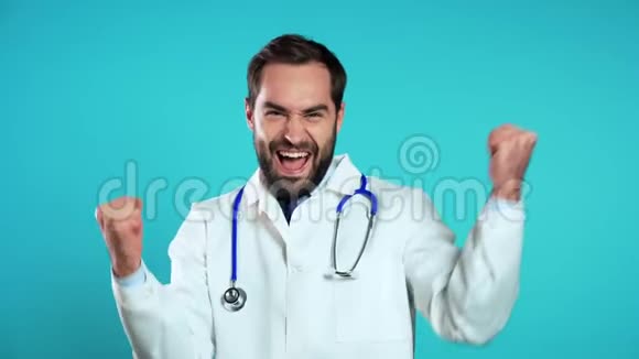 医生穿着职业医疗白大褂的肖像显示YES标志手势视频的预览图