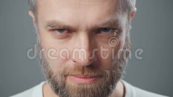 一个男人在眉毛下看的极端近距离录像视频的预览图