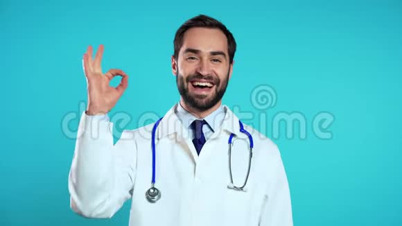医生穿着职业医疗白大褂的肖像显示OK标志手势视频的预览图