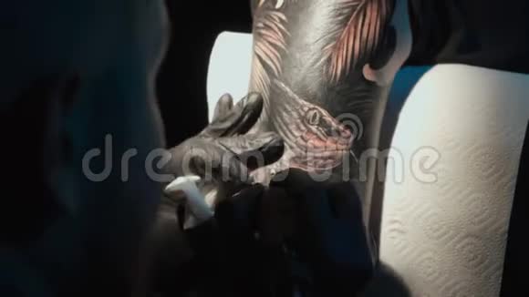 特写视频在女人身上做蛇黑纹身视频的预览图
