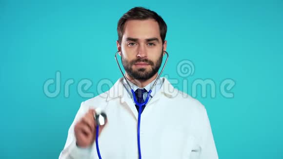 穿着职业医用外套的人用蓝色听诊器的肖像视频的预览图