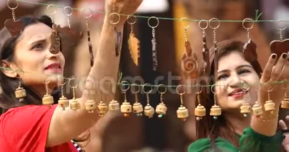 两个女人在街市买项链和耳环视频的预览图