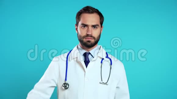 医生穿着医用外套的肖像用停止手掌标志表示拒绝手势视频的预览图