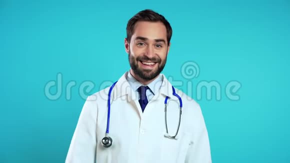 正面医生的肖像穿着白色医疗外套竖起大拇指视频的预览图