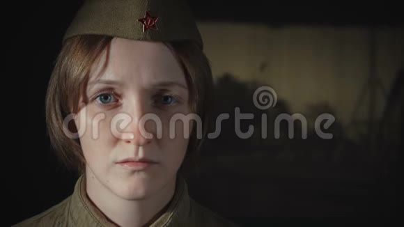 穿苏联军服悲伤的年轻女子录像视频的预览图