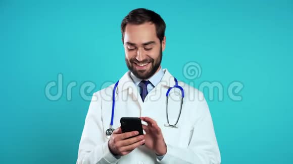 使用移动智能手机穿着职业医用白大褂的男子肖像视频的预览图