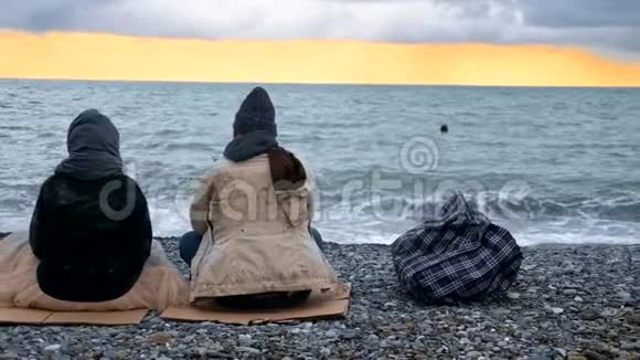 无家可归的夫妻男人和女人在海边过夜视频的预览图