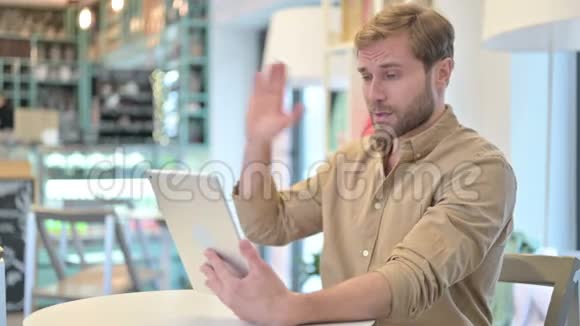 英俊的年轻人在咖啡馆的桌上聊天视频的预览图