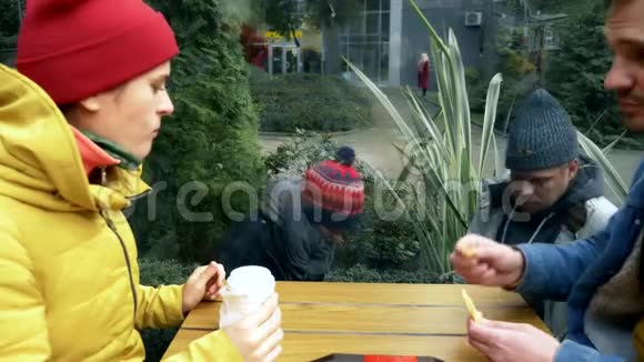 一对无家可归的男人和女人向一家街头咖啡馆的要食物视频的预览图