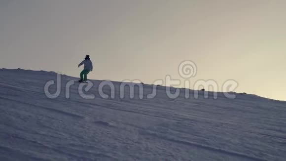 滑雪者在滑雪板上滑下斜坡晚上滑雪视频的预览图