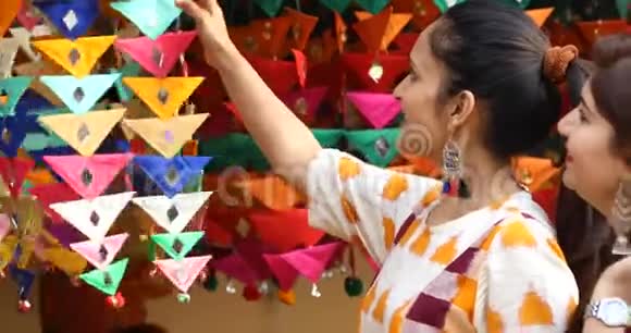 妇女在SurajkundMela购物纪念品视频的预览图