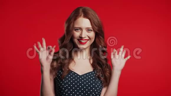 积极的女孩做OK标志在红色背景和微笑的相机肢体语言复古风格的年轻女子视频的预览图