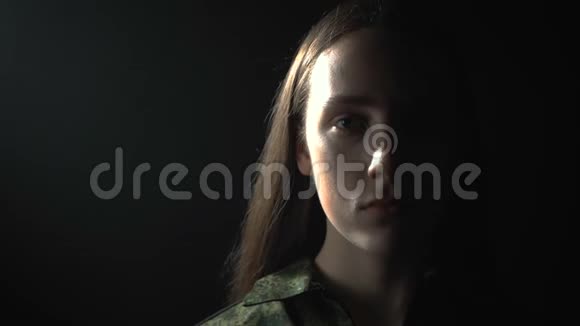 穿着军装的年轻女子影子录像视频的预览图