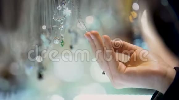 女性手提钻石吊坠奢侈品购物中心珠宝分类视频的预览图
