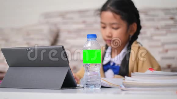 小亚洲女孩做家庭作业快乐绿色的屏幕和选择集中在酒瓶浅田深泰国女孩视频的预览图
