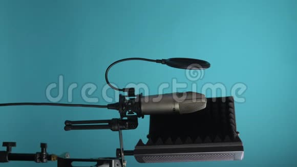 垂直图像在录音室对着麦克风唱歌的男人视频的预览图