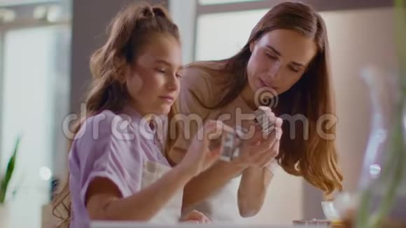 微笑的女人用饼干刀做现代厨房的饼干视频的预览图