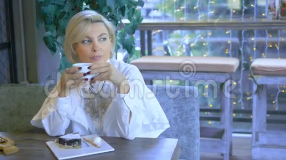 美丽优雅时尚的金发女人在咖啡馆里休息视频的预览图