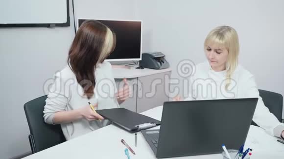 两个女商人讨论工作视频的预览图