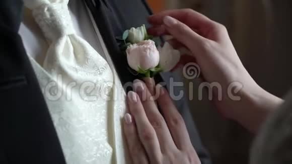 新娘穿上布托尼埃作为新郎视频的预览图