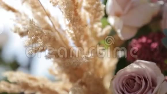 春季夏季绿园举行婚礼的装饰场所桌子上铺着白色的结婚蛋糕视频的预览图