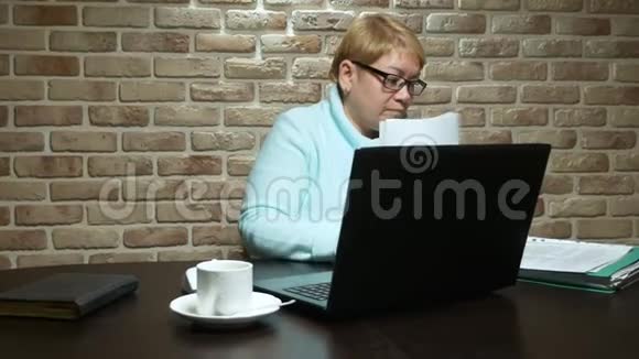工作的老年妇女在阁楼里用笔记本电脑视频的预览图