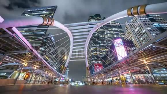 崇恩思曼谷空火车站公共天行道桥现代建筑背景在夜间视频的预览图