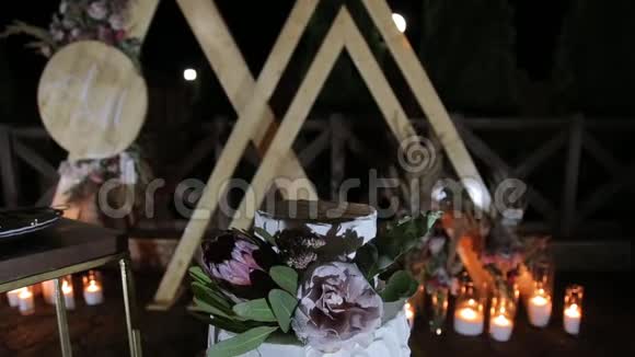 景为新婚夫妇的晚婚礼婚礼蛋糕上的蜡烛用于婚礼仪式婚礼视频的预览图