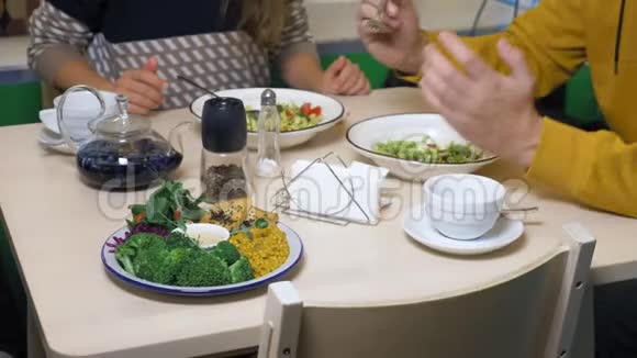 一对男女在素食餐厅吃健康食品视频的预览图