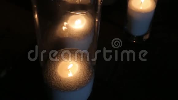 景为新婚夫妇的晚婚礼婚礼蛋糕上的蜡烛用于婚礼仪式婚礼视频的预览图