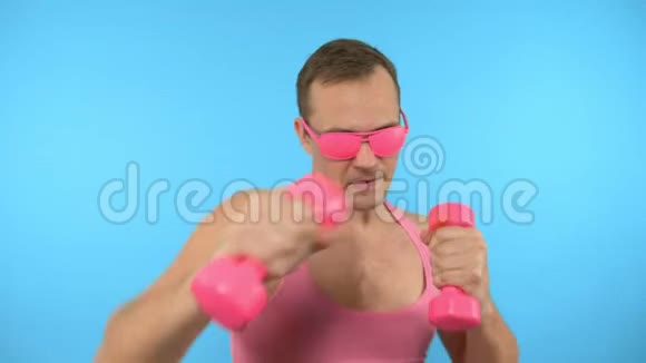 有着粉色哑铃的帅气男人很健康体育运动视频的预览图