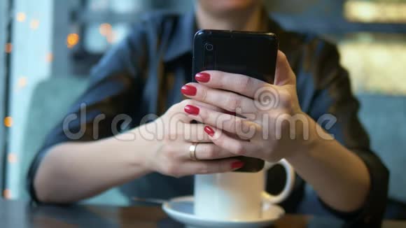 那个女人摘下结婚戒指在电话里读着留言视频的预览图