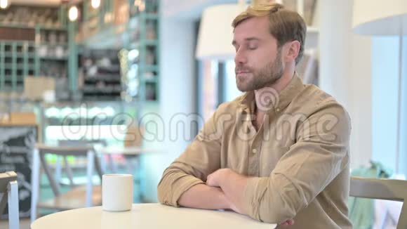 放松的年轻人在咖啡厅喝咖啡视频的预览图