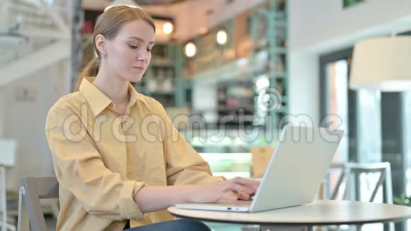 在咖啡厅使用手提电脑的专业年轻女子视频的预览图