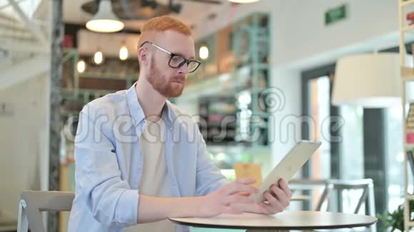 红发男子对咖啡厅平板电脑损失的反应视频的预览图