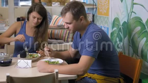 一对男女在素食餐厅吃健康食品视频的预览图