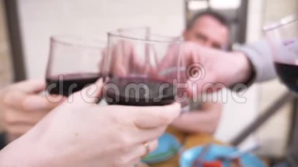特写镜头人们喝着一杯红酒和伏特加后院聚会视频的预览图