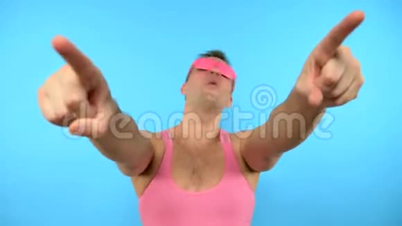 循环视频艺术GIF设计穿粉色眼镜的时髦怪胎蓝色背景视频的预览图